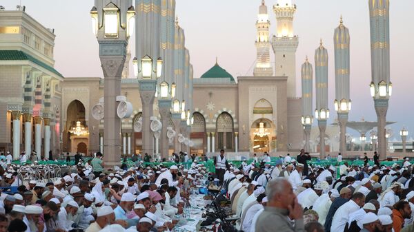  مسلمانان در مسجد النبی در شهر مقدس مدینه در عربستان سعودی در ماه مبارک رمضان - اسپوتنیک ایران  