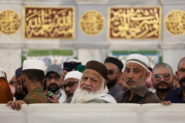 نمازگزاران مسلمان در روز 4 آوریل 2024 در ماه مبارک رمضان در مسجد النبی  در شهر مقدس مدینه عربستان سعودی برای اقامه نماز می‌روند. - اسپوتنیک ایران  