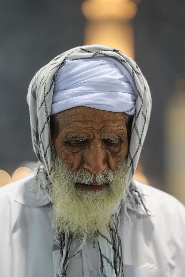یک نمازگزار مسلمان در روز 4 آوریل 2024 در ماه مبارک رمضان در مسجد النبی در شهر مقدس مدینه عربستان سعودی در نماز شرکت می کند. - اسپوتنیک ایران  