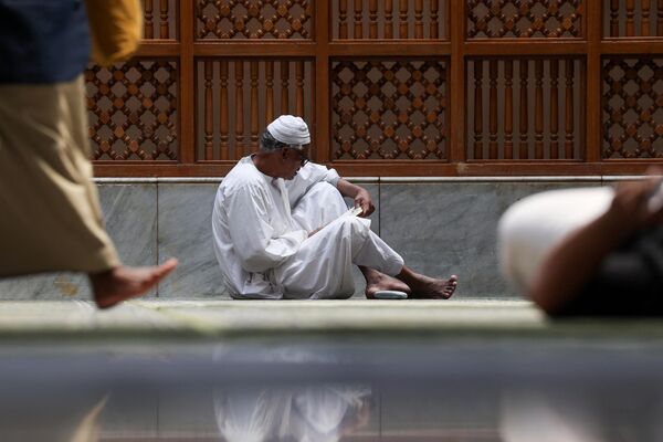 یک نمازگزار مسلمان در مسجد النبی  در شهر مقدس مدینه عربستان سعودی، در 4 آوریل 2024، در ماه روزه مبارک رمضان، قرآن می خواند. - اسپوتنیک ایران  