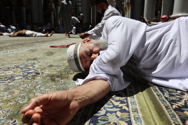 نمازگزاران مسلمان در روز 4 آوریل 2024 در ماه مبارک رمضان در مسجد النبی در شهر مقدس مدینه عربستان سعودی استراحت می کنند. - اسپوتنیک ایران  