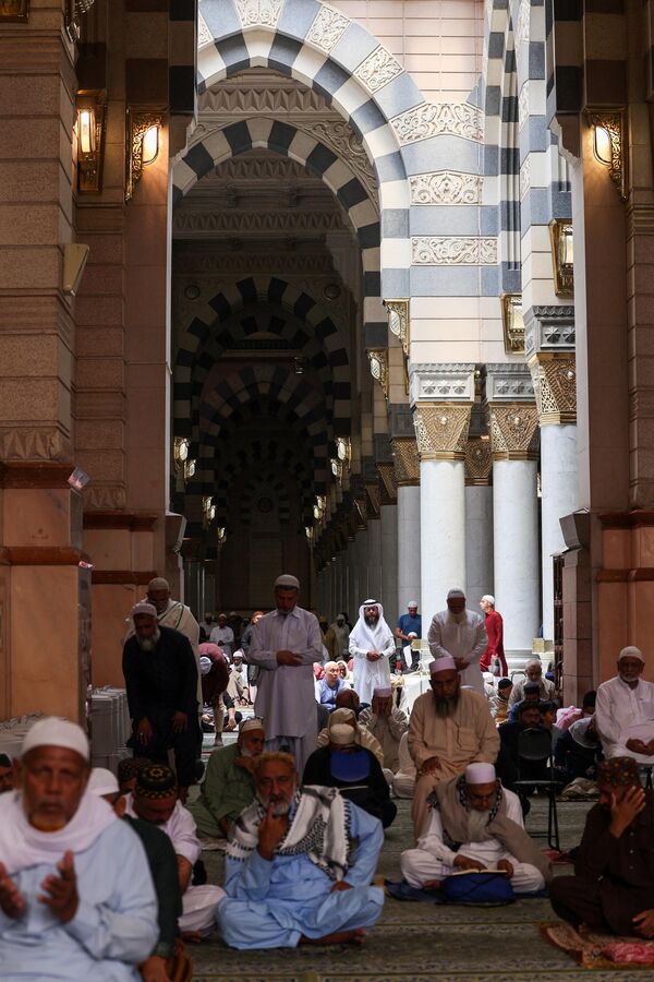 نمازگزاران مسلمان در مسجد النبی در شهر مقدس مدینه عربستان سعودی، در 4 آوریل 2024، در ماه مبارک رمضان، قرآن می خوانند. - اسپوتنیک ایران  