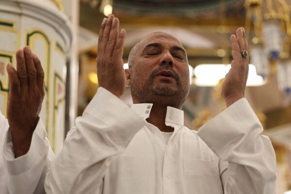 یک نمازگزار مسلمان در روز 4 آوریل 2024 در ماه مبارک رمضان در مسجد النبی در شهر مقدس مدینه عربستان سعودی در نماز شرکت می کند. - اسپوتنیک ایران  