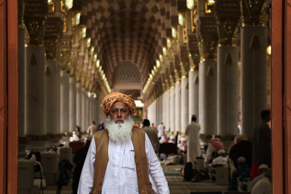 نمازگزاران مسلمان در روز 4 آوریل 2024، در ماه مبارک رمضان، برای نماز به مسجد النبی در شهر مقدس مدینه عربستان سعودی می روند. - اسپوتنیک ایران  