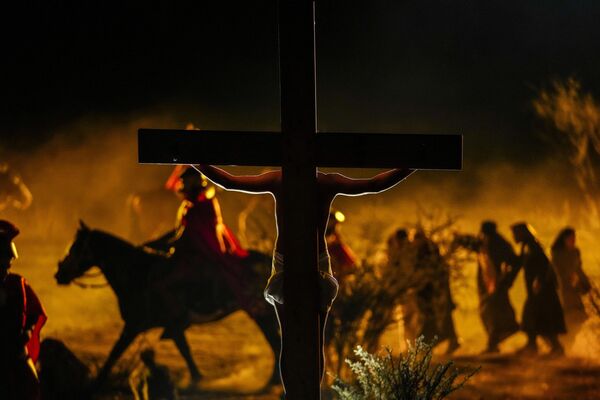 شرکت وفاداران به عنوان بخشی از جشن های هفته مقدس در کولینا، شیلی، در بازسازی یک راه صلیبی. - اسپوتنیک ایران  