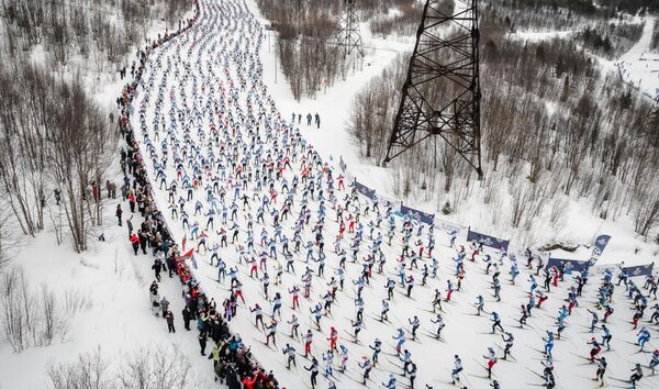 شرکت کنندگان از مناطق مختلف روسیه و کشورهای جهان در 50 - مبن مسابقه اسکی مورمانسک روسیه. - اسپوتنیک ایران  