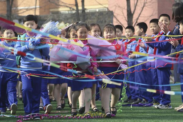 استقبال از محصلان جدید مدرسه ای در کره شمالی. - اسپوتنیک ایران  