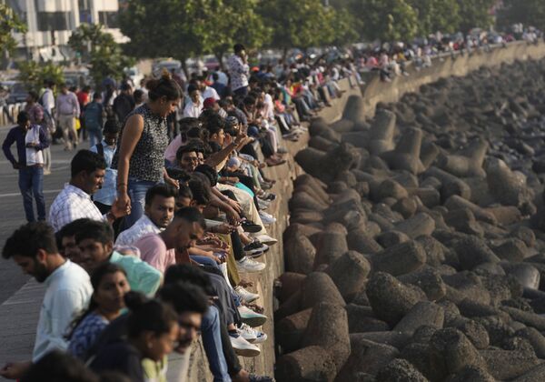 استراحت مردم در مومبی هند در کنار دریا. - اسپوتنیک ایران  