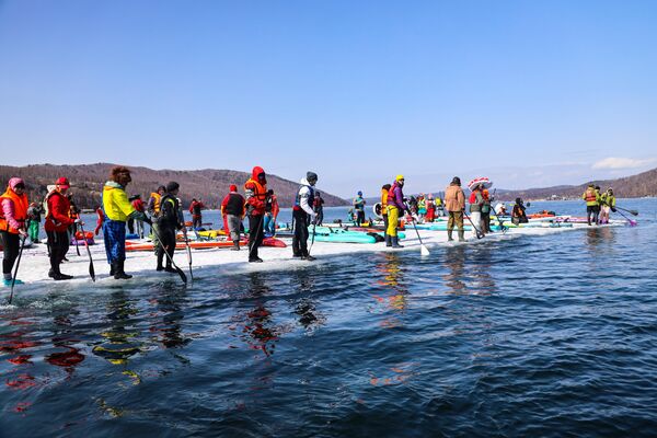 شنای دسته جمعی با تخته شنا و ویک بورد در دریاچه بایکال. 131 نفر در این شناوری بایکالی  شرکت کردند. - اسپوتنیک ایران  