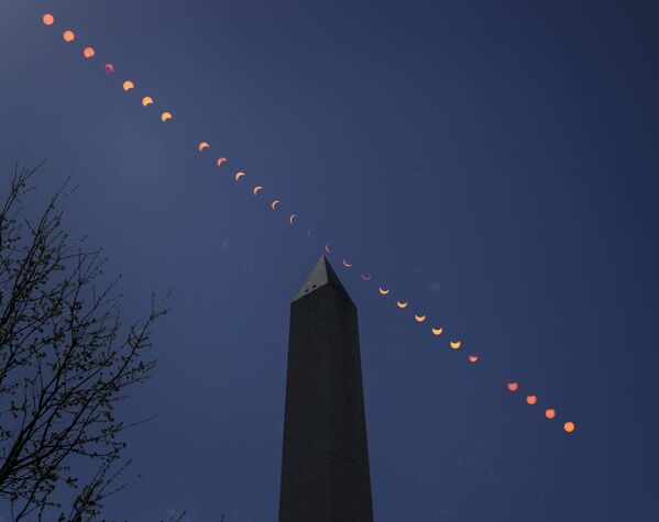 روند ترکیبی نور و خورشید گرفتگی جزئی بر بنای یادبود واشنگتن، دوشنبه، 8 آوریل 2024، واشنگتن. - اسپوتنیک ایران  