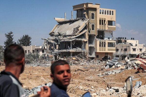 مردان در 7 آوریل 2024 پس از اینکه اسرائیل نیروهای زمینی خود را از جنوب نوار غزه خارج کرد، با موتورسیکلت از کنار ساختمان ویران شده در خان یونس، شش ماه پس از جنگ ویرانگر ناشی از حملات 7 اکتبر، عبور کردند. ارتش و رسانه های اسرائیلی اعلام کردند که اسرائیل در 7 آوریل پس از ماه ها درگیری شدید با شبه نظامیان حماس که این منطقه را ویران کرد تمام نیروهای خود را از جنوب غزه از جمله از شهر خان یونس خارج کرد. - اسپوتنیک ایران  