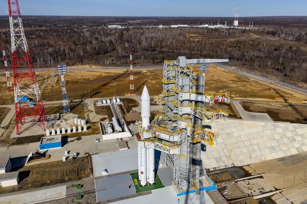 موش &quot;آنگارا ـ آ5&quot; (Angara-A5) نصب شده بر روی مجموعه پرتاب جدید در پایگاه فضایی واستوچنی روسیه. کمیسیون دولتی اجازه سومین تلاش برای پرتاب موشک آنگارا را در 11 آوریل در ساعت 12:00 به وقت مسکو صادر کرد. اتوماسیون به دلیل خرابی سیستم فشار باک اکسید کننده بلوک مرکزی موشک اولین پرتاب را در 9 آوریل 2 دقیقه قبل از آن لغو کرد. در تلاش دوم در 10 آوریل، سیستم کنترل استارت موتور دچار اختلال شد. - اسپوتنیک ایران  