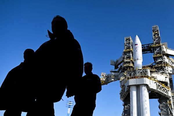 موش &quot;آنگارا ـ آ5&quot; (Angara-A5) نصب شده بر روی مجموعه پرتاب جدید در پایگاه فضایی واستوچنی روسیه. کمیسیون دولتی اجازه سومین تلاش برای پرتاب موشک آنگارا را در 11 آوریل در ساعت 12:00 به وقت مسکو صادر کرد. اتوماسیون به دلیل خرابی سیستم فشار باک اکسید کننده بلوک مرکزی موشک اولین پرتاب را در 9 آوریل 2 دقیقه قبل از آن لغو کرد. در تلاش دوم در 10 آوریل، سیستم کنترل استارت موتور دچار اختلال شد. - اسپوتنیک ایران  