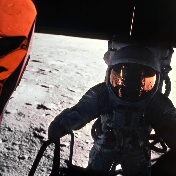 یکی از فضانوردان آپولو در مأموریت پرواز به کره ماه. سال 1969 میلادی. - اسپوتنیک ایران  