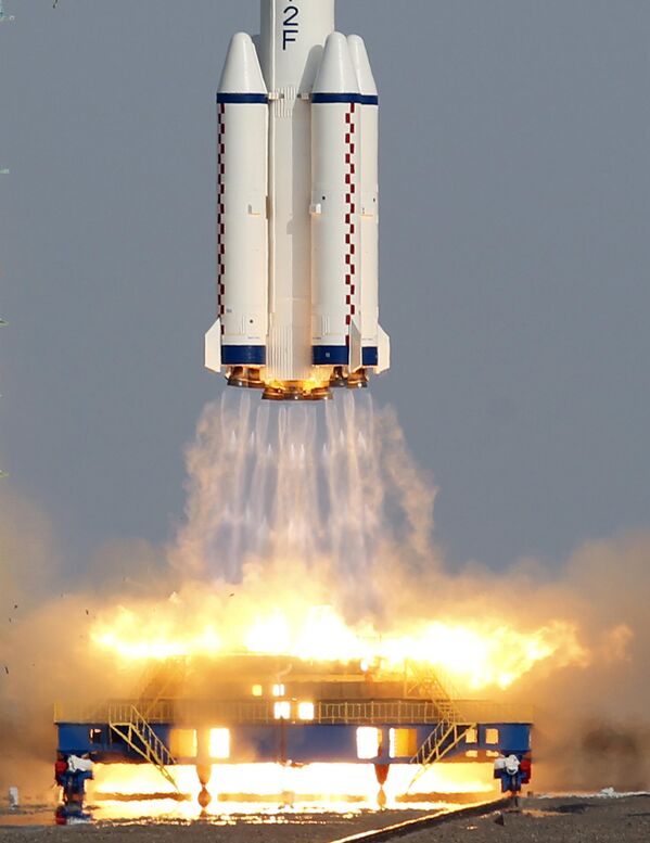 موشک فضاپیمای شنژو 9 چین روز 16 ژوئن 2012 پرتاب شد. چین اولین فضانورد زن و دو فضانورد دیگر را به فضا فرستاد تا در یک ایستگاه فضایی موقت برای یک هفته کار کنند. تا گام کلیدی برای تبدیل شدن به سومین کشوری باشد که پایگاه دائمی خود را در مدار راه اندازی می کند. - اسپوتنیک ایران  