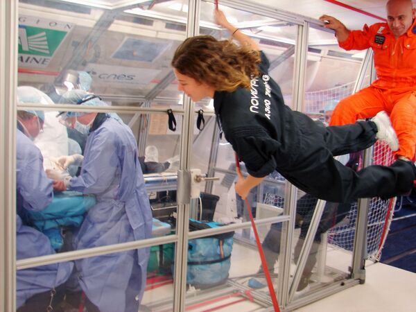 27 سپتامبر 2006 توسط مرکز ملی مطالعات فضایی فرانسه و «نواسپیس»، طی اولین عمل جراحی که در شرایط بی وزنی با استفاده از یک هواپیمای مخصوص برای شبیه سازی شرایط در فضا انجام شد. پزشکان فرانسوی در حال انجام اولین عمل در جهان بر روی یک انسان در گرانش صفر. - اسپوتنیک ایران  