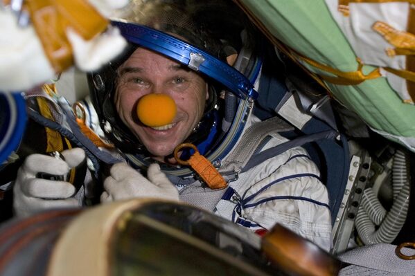 گردشگر فضایی، میلیاردر و دلقک کانادایی گای لالیبرت، کمی پس از فرود در داخل فضاپیمای سایوز تی ام ای-14 با اعضای مأموریت فضایی پس از بازگشت از ایستگاه فضایی بین‌المللی، فضانورد روسیه گنادی پادالکا و فضانورد ناسا، مایکل بارت، در نزدیکی شهر سایوز. آرکالیک، قزاقستان در روز یکشنبه 11 اکتبر 2009. - اسپوتنیک ایران  