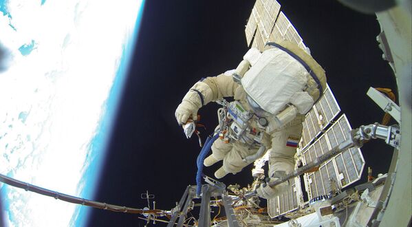 خروج سرگئی ولکوف و یوری مالنچنکو فضانوردان روس کوسموس روسیه در 3 فوریه 2016 به فضای آزاد. - اسپوتنیک ایران  