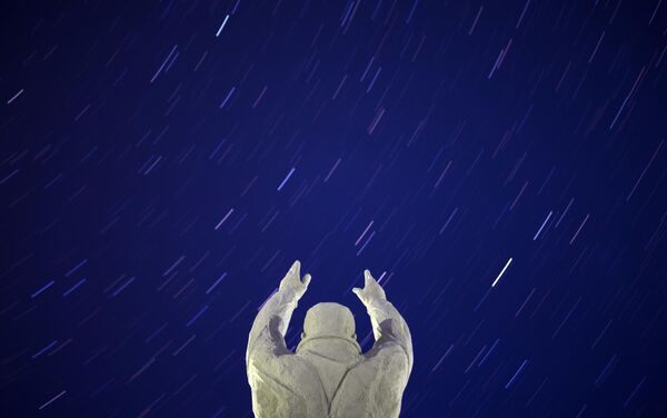 بنای یادبود یوری آلکسیویچ گاگارین در شهر بایکونور. 12 آوریل 2021 شصتمین سالگرد پرتاب اولین فضاپیمای سرنشین دار جهان  و اولین پرواز انسان به فضا، با برپایی این بنای یادبود جشن گرفته شد. - اسپوتنیک ایران  