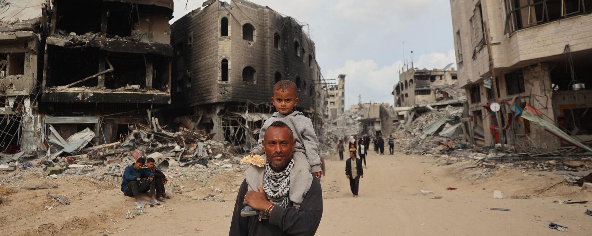 Палестинцы проходят мимо разрушенных зданий в Хан-Юнисе, Палестина - اسپوتنیک ایران  , 1920, 13.04.2024