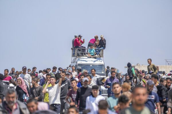 بازگشت خانواده های فلسطینی به خانه های خود در شمال نوار غزه. - اسپوتنیک ایران  