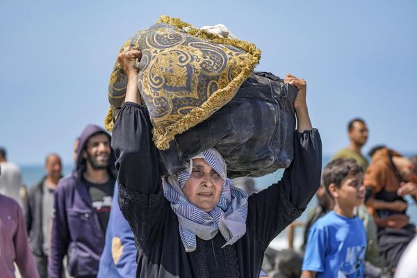 بازگشت خانواده های فلسطینی به خانه های خود در شمال نوار غزه. - اسپوتنیک ایران  