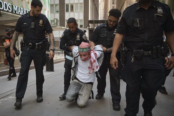 پلیس یک معترض را در جریان تظاهرات حامی فلسطین در خارج از بورس نیویورک، در نیویورک، ایالات متحده آمریکا دستگیر کرد. - اسپوتنیک ایران  