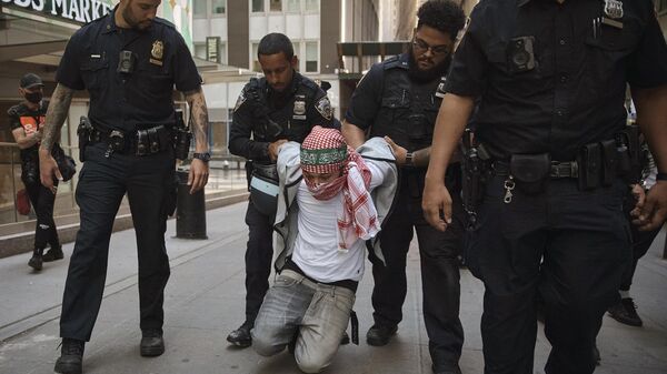 پلیس یک معترض را در جریان تظاهرات حامی فلسطین در خارج از بورس نیویورک، در نیویورک، ایالات متحده آمریکا دستگیر کرد - اسپوتنیک ایران  