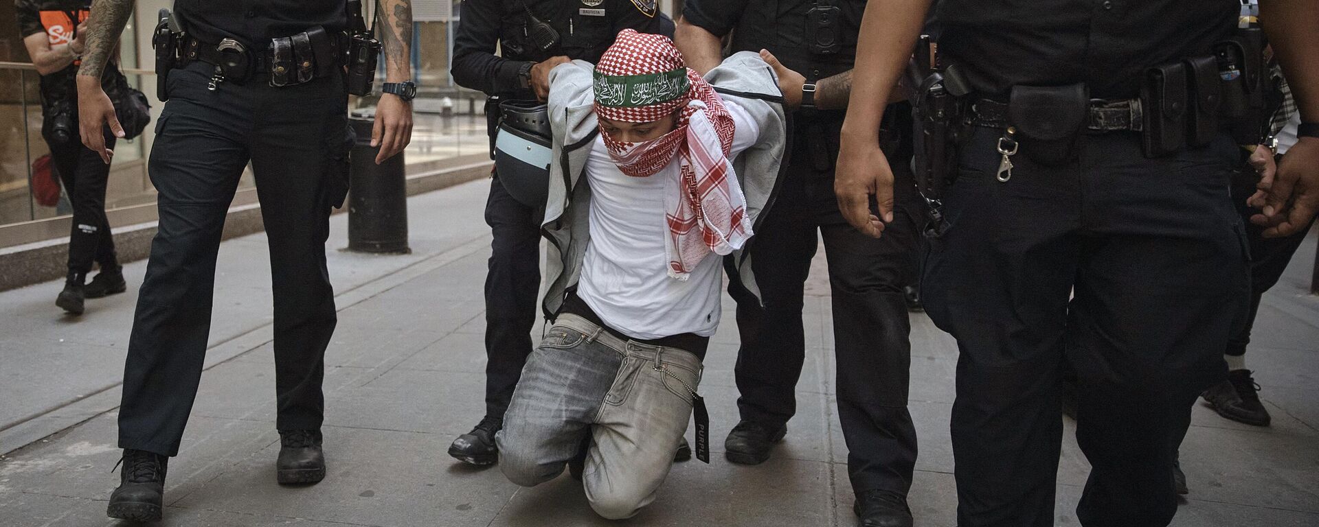 پلیس یک معترض را در جریان تظاهرات حامی فلسطین در خارج از بورس نیویورک، در نیویورک، ایالات متحده آمریکا دستگیر کرد - اسپوتنیک ایران  , 1920, 16.04.2024