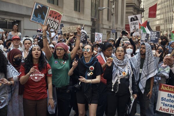 تظاهرکنندگان در جریان تظاهرات &quot;اعتصاب برای غزه&quot; که خواستار آتش بس دائمی در مناقشه اسرائیل و حماس در 15 آوریل 2024 در لس آنجلس شدند. - اسپوتنیک ایران  