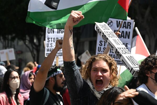 تظاهرکنندگان در جریان تظاهرات &quot;اعتصاب برای غزه&quot; که خواستار آتش بس دائمی در مناقشه اسرائیل و حماس در 15 آوریل 2024 در لس آنجلس شدند. - اسپوتنیک ایران  