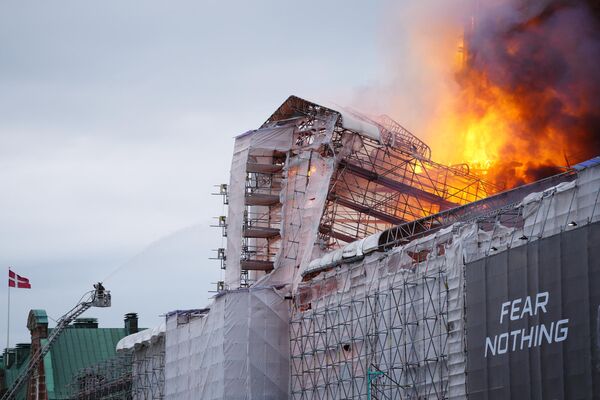  آتش‌سوزی در ساختمان تاریخی «بوئرسن» در مرکز کپنهاگ، دانمارک، در 16 آوریل 2024. - اسپوتنیک ایران  