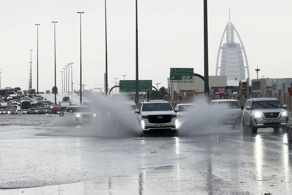 سه‌شنبه، 16 آوریل 2024، خودروهای شاسی‌بلند در دبی، امارات متحده عربی از میان آب عبور می‌کنند. باران‌های شدید روز سه‌شنبه امارات متحده عربی را درهم نوردید، بخش‌هایی از بزرگراه‌های اصلی را زیر آب برد و وسایل نقلیه را در جاده‌های سراسر دبی رها کرد. در همین حال، شمار قربانیان سیل شدید جداگانه در کشور همسایه عمان به 18 نفر افزایش یافت و تعدادی همچنان ناپدید شده محسوب می شوند. - اسپوتنیک ایران  