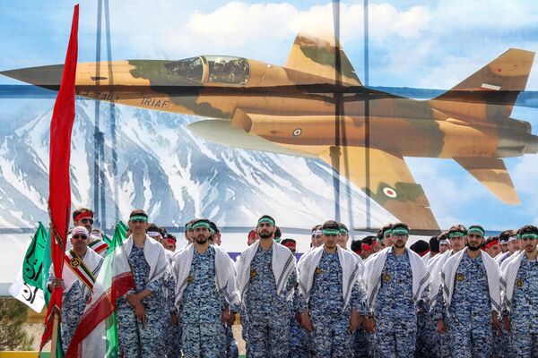 سربازان در رژه نظامی به مناسبت روز ارتش در تهران - اسپوتنیک ایران  