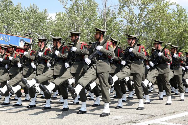 سربازان در رژه نظامی به مناسبت روز ارتش در تهران. ابراهیم رئیسی رئیس جمهور ایران در این رژه هشدار داد که &quot;کوچکترین تهاجم&quot; اسرائیل پاسخی &quot;گسترده و شدید&quot; خواهد داشت.  - اسپوتنیک ایران  