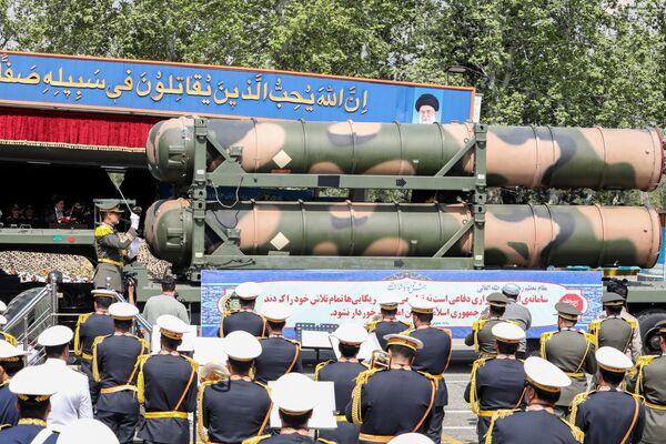 یک کامیون نظامی ایرانی قطعاتی از سامانه موشکی پدافند هوایی اس-300 را در جریان رژه در چارچوب مراسم بزرگداشت روز ارتش این کشور در تهران در 17 آوریل 2024 حمل می کند. - اسپوتنیک ایران  
