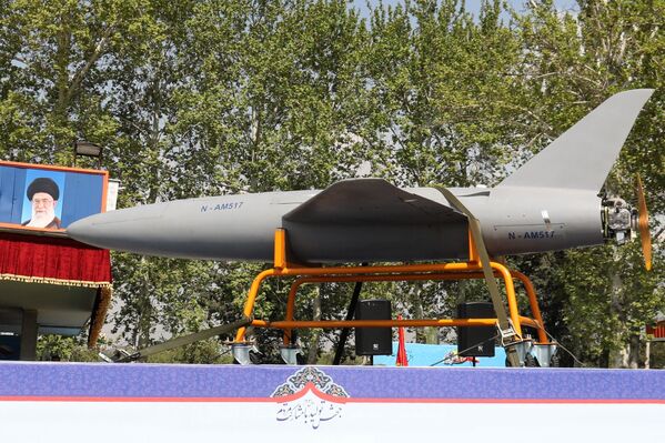 یک کامیون نظامی ایران یک پهپاد آرش را در جریان رژه نظامی در چارچوب مراسم بزرگداشت روز ارتش این کشور در تهران در 17 آوریل 2024 حمل می کند. - اسپوتنیک ایران  