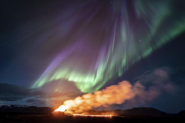 تصاویر زیبای شفق شمالی بر فراز آتشفشان در حال فوران در ایسلند 