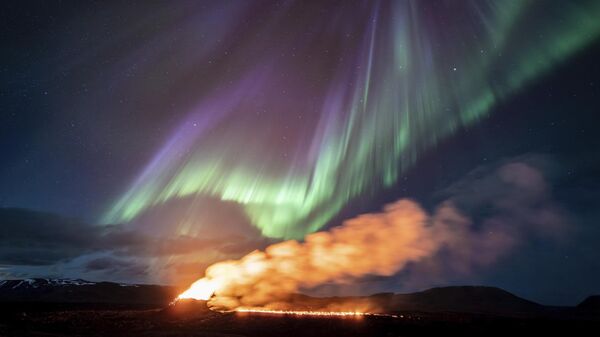 نمایی از منطقه فوران آتشفشانی به همراه شفق شمالی در پس زمینه، گرینداویک، ایسلند - اسپوتنیک ایران  