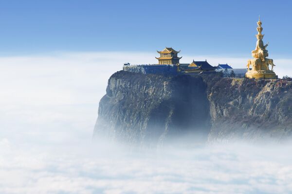 معبد Emeishan Jinding در ارتفاع 3000 متری از سطح دریا در شهر سیچوان، چین - اسپوتنیک ایران  