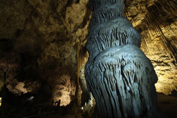 این عکس 18دسامبر2010 گرفته شده و یک استالاگمیت را در غار بزرگی در پارک ملی Carlsbad Caverns در نزدیکی شهر کارلزباد نشان می دهد. بیش از 400000 نفر سالانه از غار های  کارلسباد بازدید می کنند. پارک ملی حفره‌های کارلزبد (به انگلیسی: Carlsbad Caverns National Park) یک پارک ملی در ایالت نیومکزیکو در آمریکا است. - اسپوتنیک ایران  