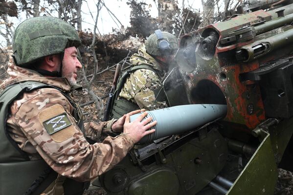 پرسنل نظامی گروه  جنوبی ارتش روسیه توپ Giatsint-B را برای کار رزمی در منطقه  عملیات نظامی ویژه بارگیری می کنند. - اسپوتنیک ایران  