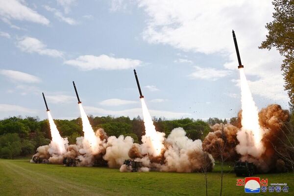 اولین تمرینات تاکتیکی شبیه سازی ضدحمله هسته ای کره شمالی با استفاده از سامانه های موشک پرتاب چندگانه &quot;فوق العاده بزرگ&quot;. - اسپوتنیک ایران  