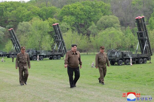 کره شمالی اولین تمرینات تاکتیکی شبیه سازی ضدحمله هسته ای را با استفاده از سامانه های موشک پرتاب چندگانه &quot;فوق العاده بزرگ&quot; خود را در حضور کیم جونگ اون انجام داد. - اسپوتنیک ایران  
