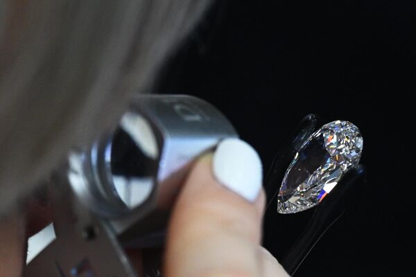 نمایش لات های حراج از مجموعه انحصاری برلیان ALROSA در مسکو. در این حراج که از 23 تا 25 آوریل 2024 برگزار می شود، تعداد 65 برلیان رنگی معمولی و فانتزی کمیاب با اشکال مختلف از مجموعه انحصاری برلیان ALROSA ارائه می شود. گروه ALROSA بزرگترین تولید کننده الماس در قیراط در جهان است که 30 درصد از تولید جهانی الماس و 90 درصد از تولید الماس روسیه را به خود اختصاص داده است. - اسپوتنیک ایران  