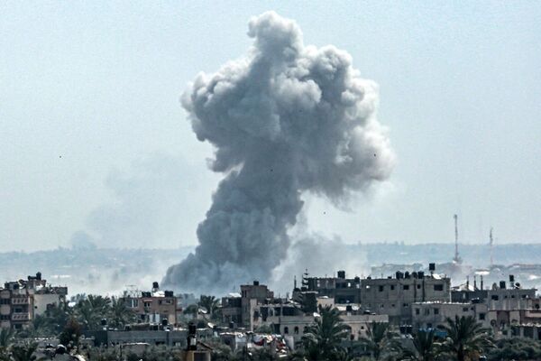 در پی بمباران اسرائیل در شمال نصیرات در نوار غزه در 23 آوریل 2024 در بحبوحه درگیری های جاری در خاک فلسطین بین اسرائیل و گروه شبه نظامی حماس، دود بلند می شود. - اسپوتنیک ایران  
