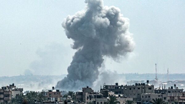 Шлейф дыма поднимается после израильской бомбардировки к северу от Нусейрата в центральной части сектора Газа - اسپوتنیک ایران  