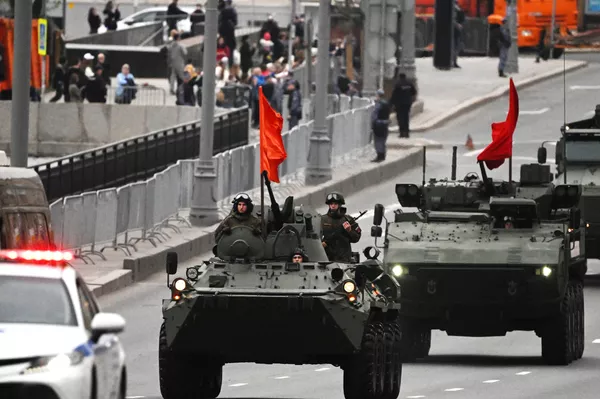 Колонны военной техники на репетиции парада на Земляном валу в Москве в честь 79-летия Победы в Великой Отечественной войне Колонны военной техники на репетиции парада на Земляном валу в Москве в честь 79-летия Победы в Великой Отечественной войне