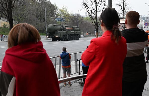 پرتابگر سامانه موشکی استراتژیک &quot;یارس&quot; در تمرین رژه در مسکو به افتخار هفتاد و نهمین سالگرد پیروزی در جنگ بزرگ میهنی. - اسپوتنیک ایران  