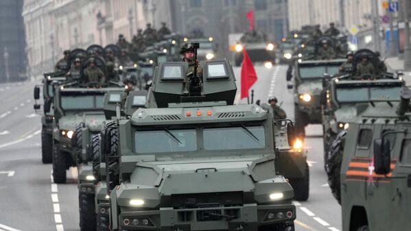 ستون های تجهیزات نظامی در تمرین رژه در مسکو به افتخار هفتاد و نهمین سالگرد پیروزی در جنگ بزرگ میهنی. - اسپوتنیک ایران  